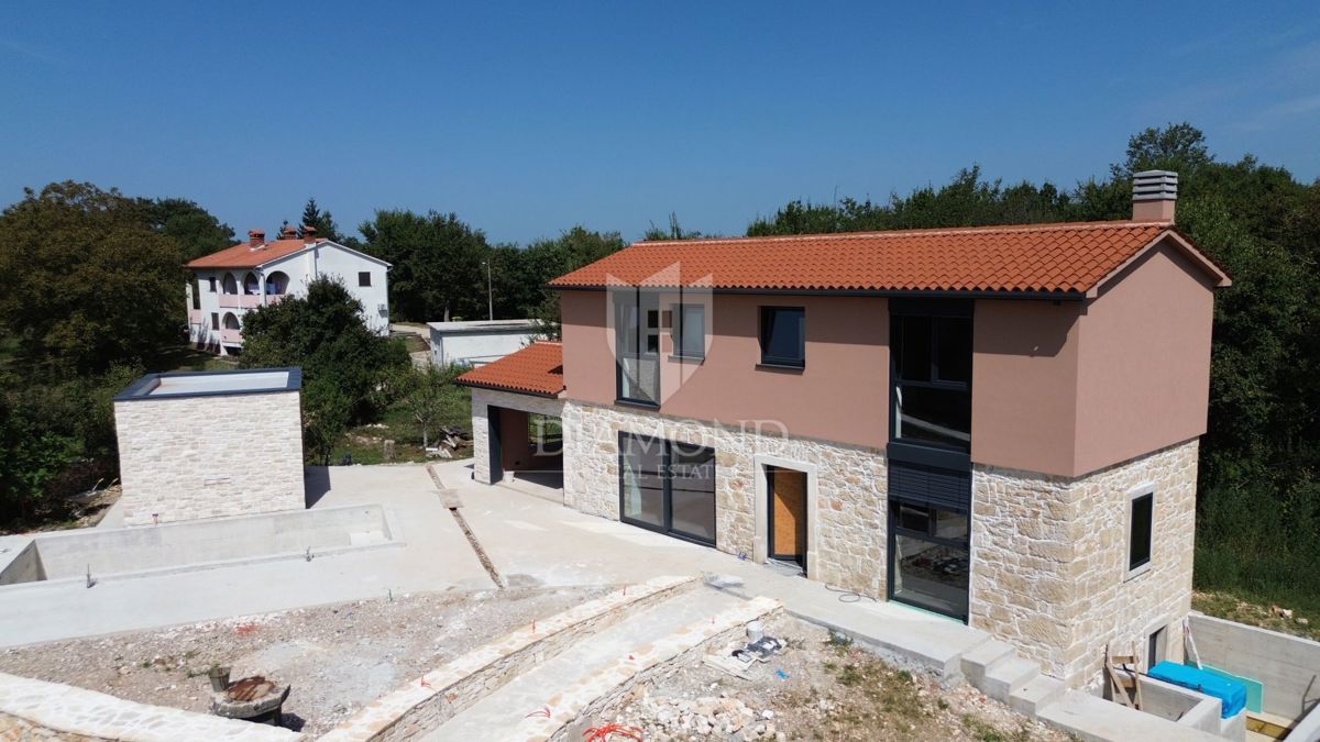 Albona, dintorni, nuova costruzione in pietra dall'aspetto moderno