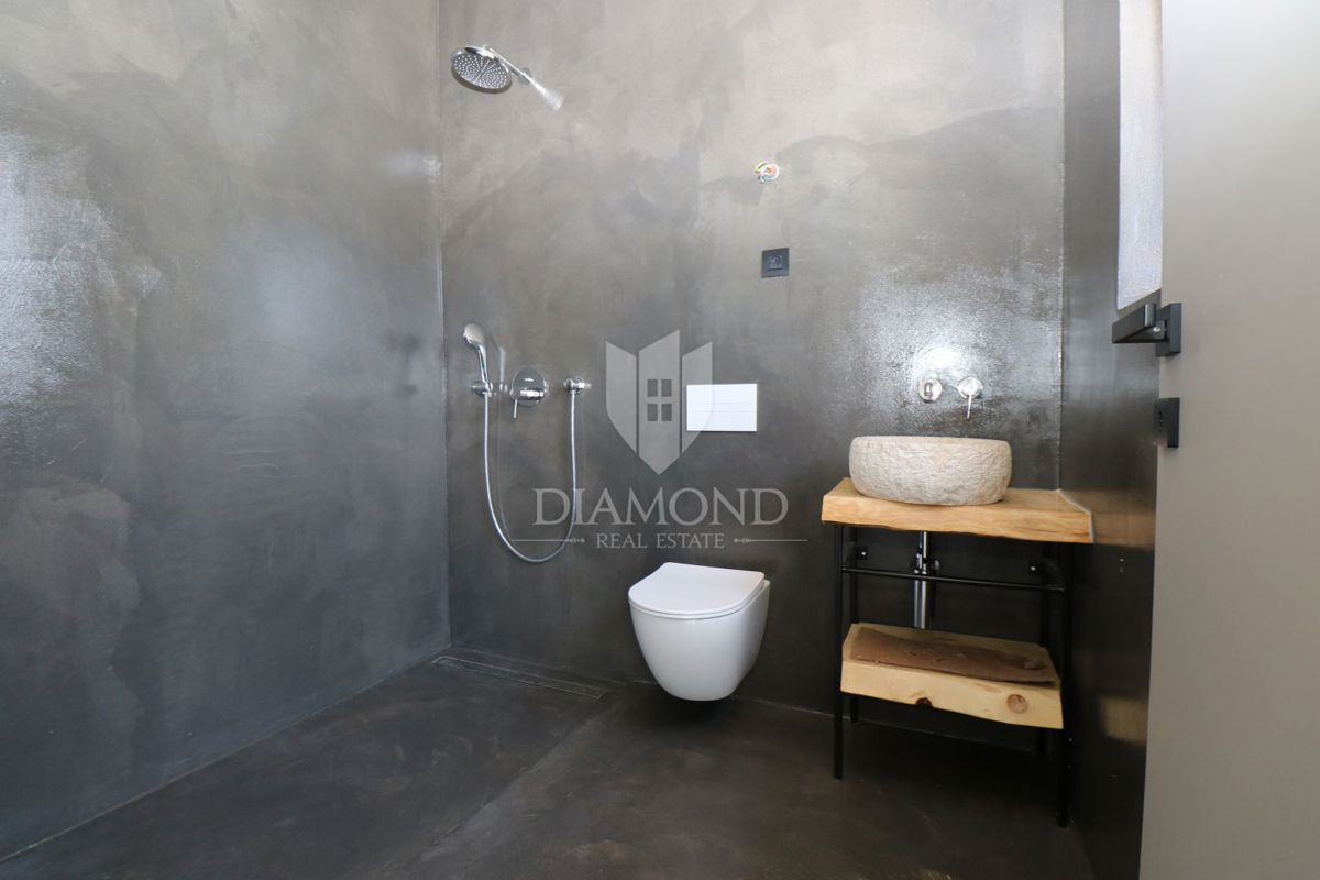 Albona, dintorni, nuova costruzione in pietra dall'aspetto moderno