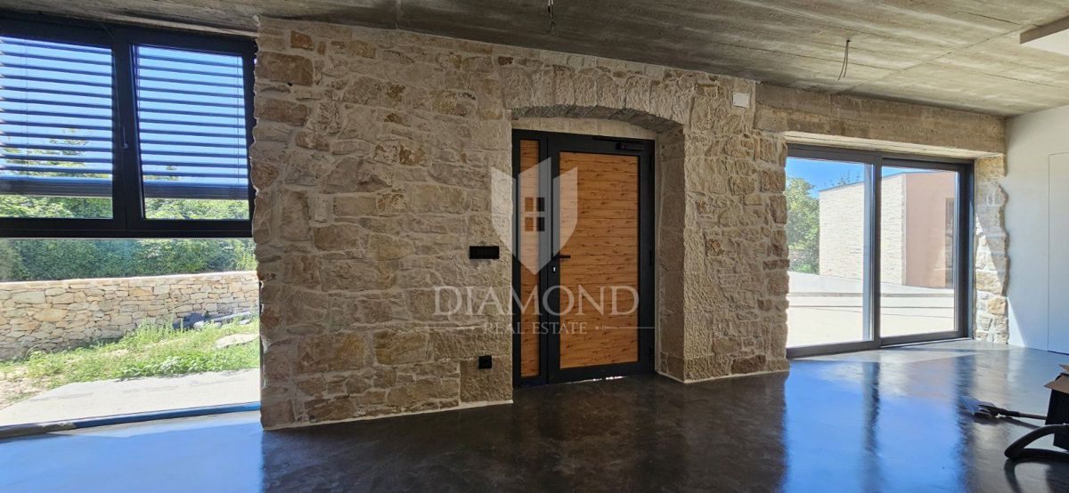 Albona, dintorni, nuova costruzione in pietra dall'aspetto moderno