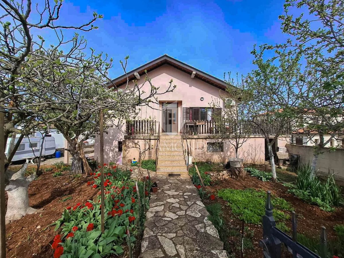 Parenzo, dintorni, appartamento con quattro camere da letto al primo piano, occasione!