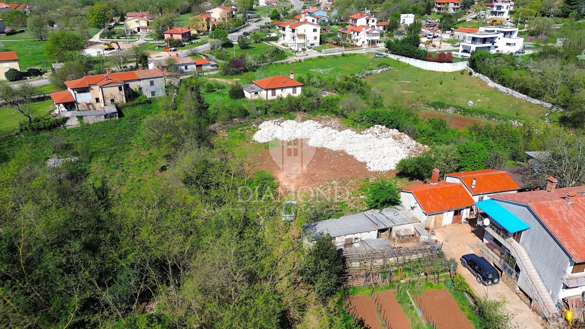 Albona, terreno edificabile con permesso di costruzione