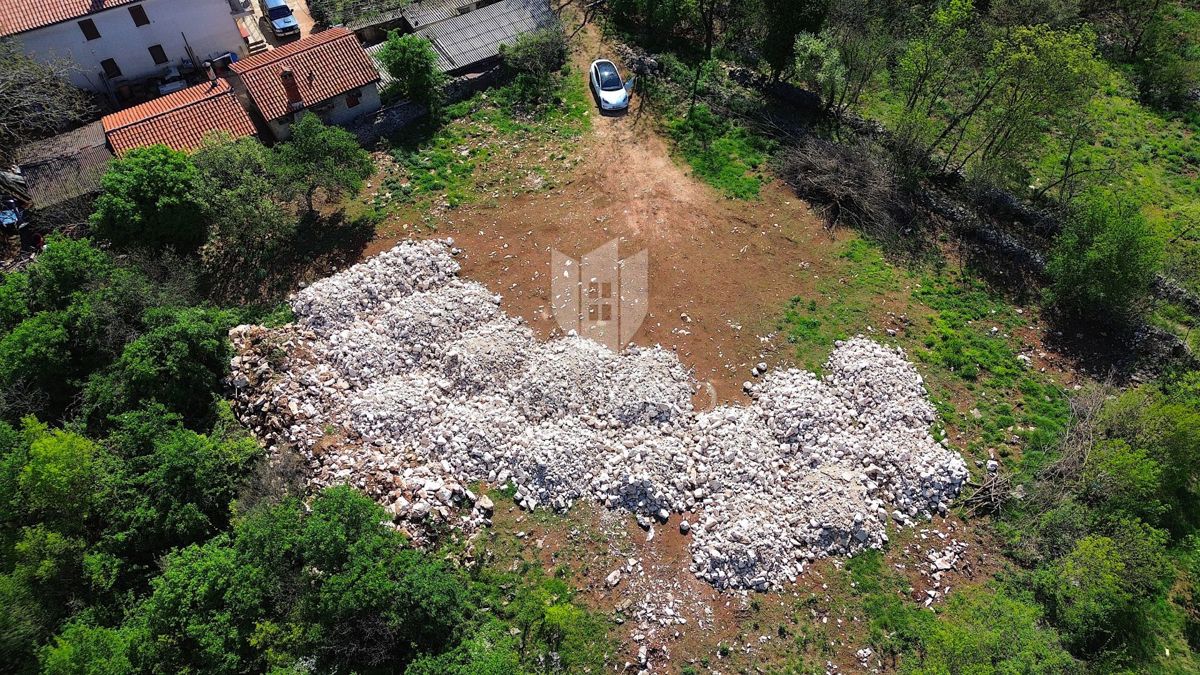 Albona, terreno edificabile con permesso di costruzione