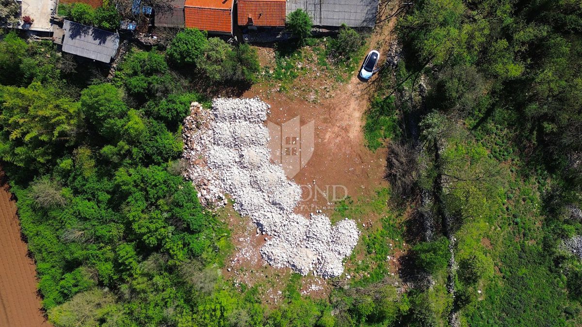 Albona, terreno edificabile con permesso di costruzione