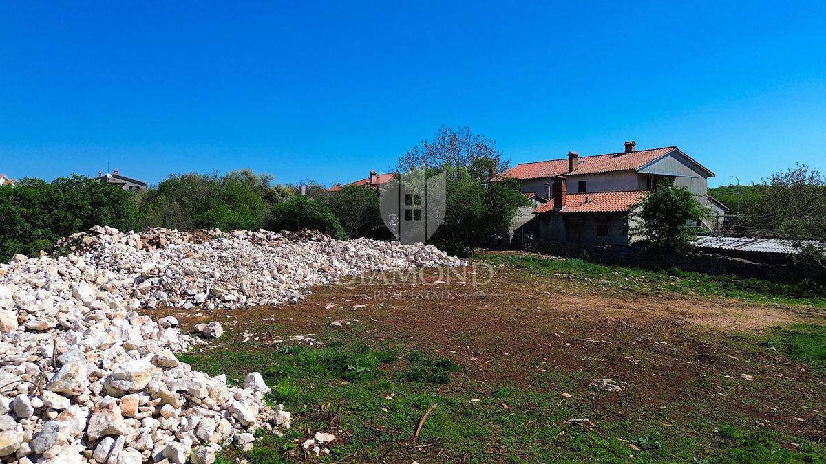 Albona, terreno edificabile con permesso di costruzione