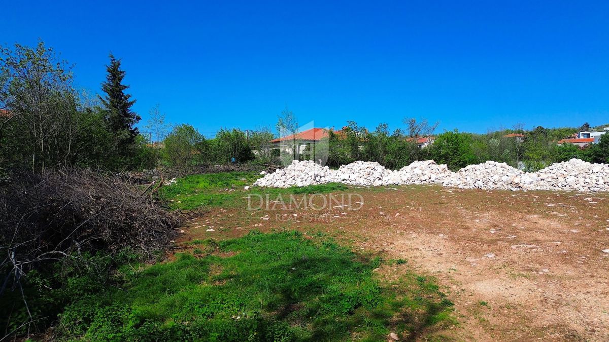 Albona, terreno edificabile con permesso di costruzione