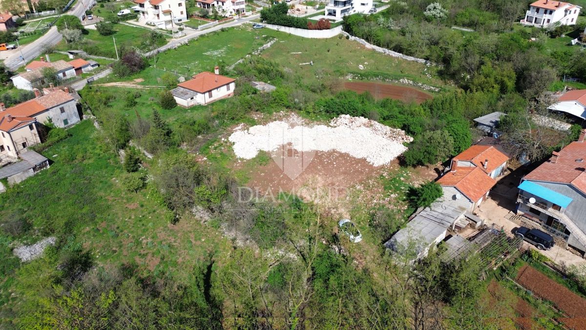 Albona, terreno edificabile con permesso di costruzione