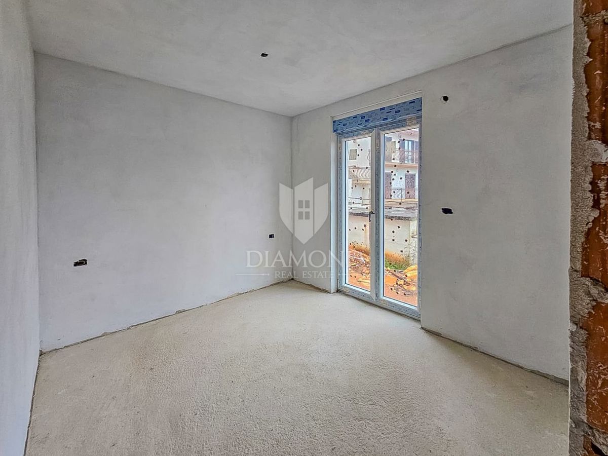 Umago! Appartamento al 1° piano con terrazza sul tetto!