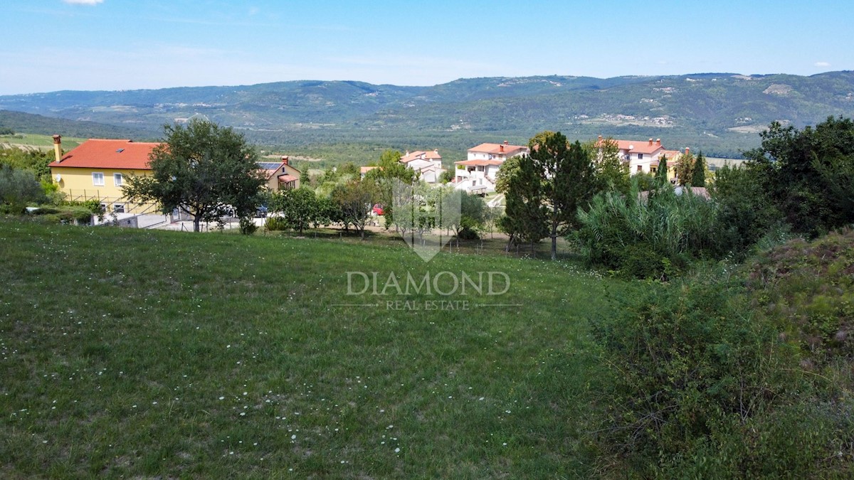 Opportunità per gli investitori, terreno con vista su Montona.