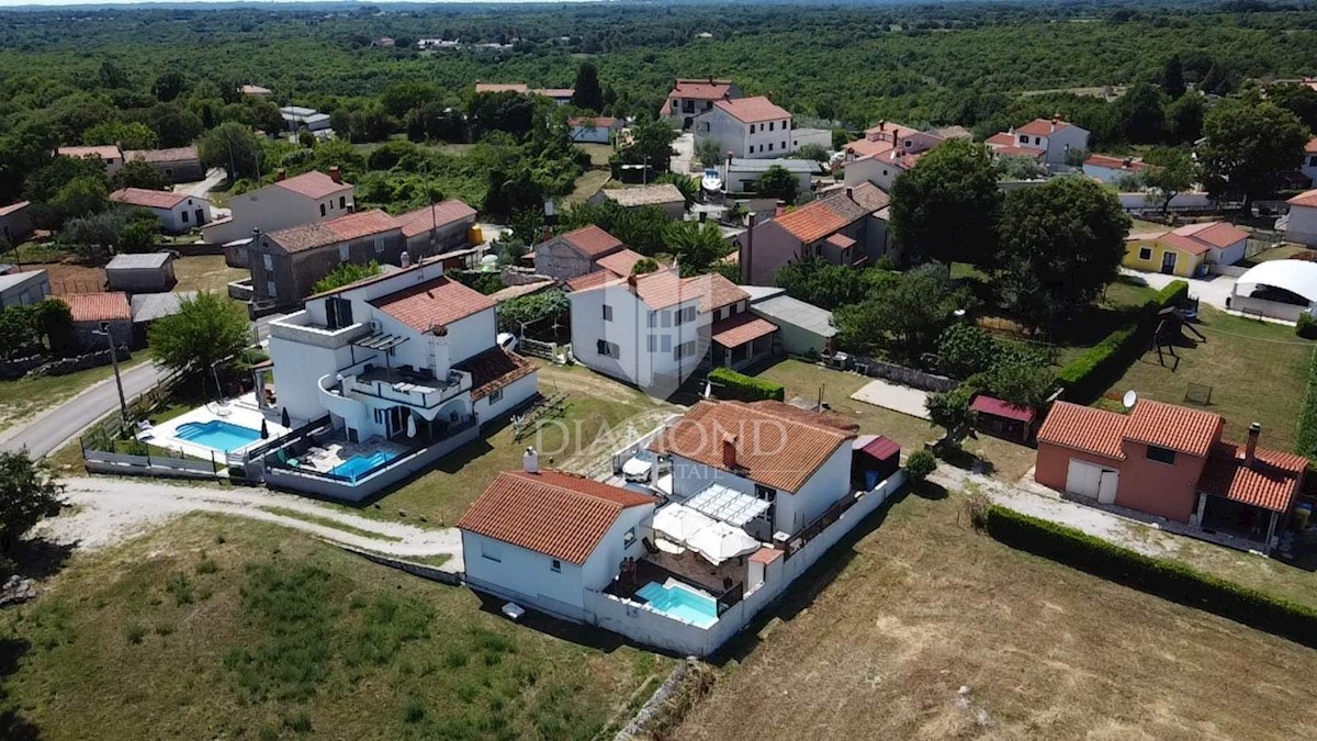 Barban, casa con edificio ausiliario e piscina