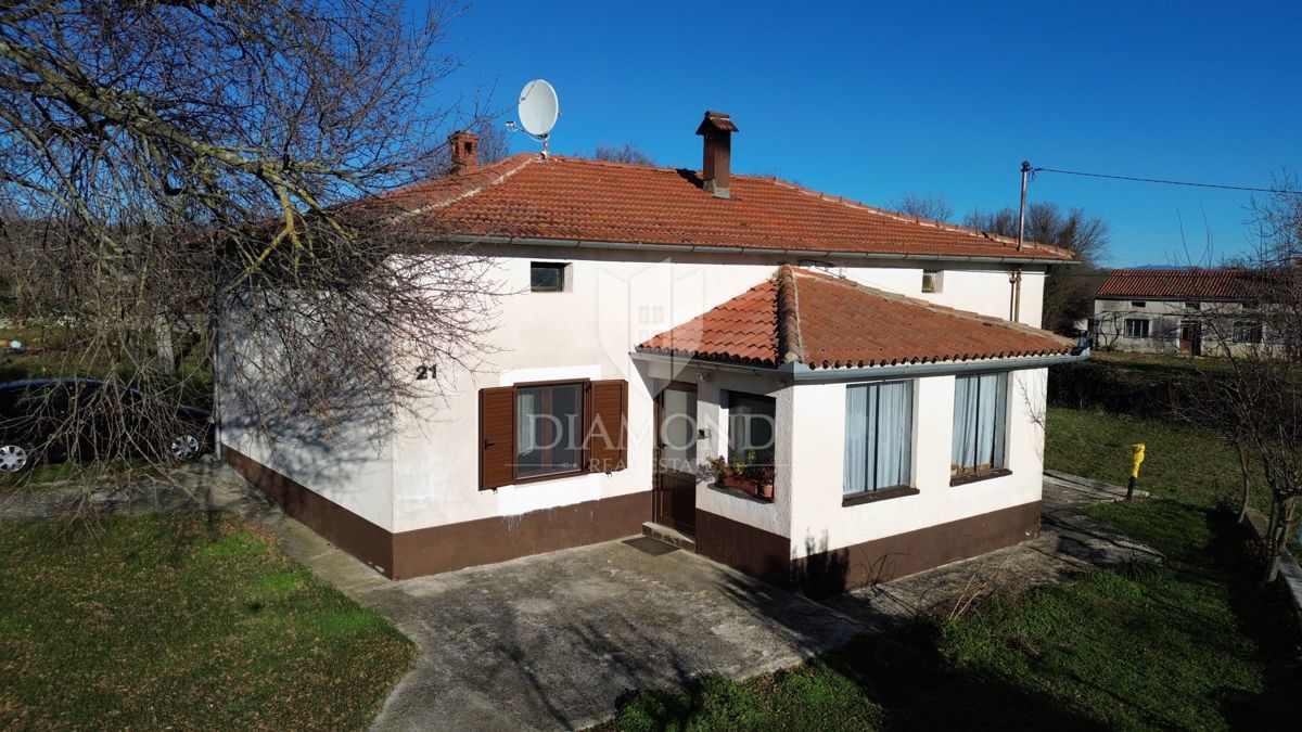 Una bella casa con un ampio giardino vicino a Pola