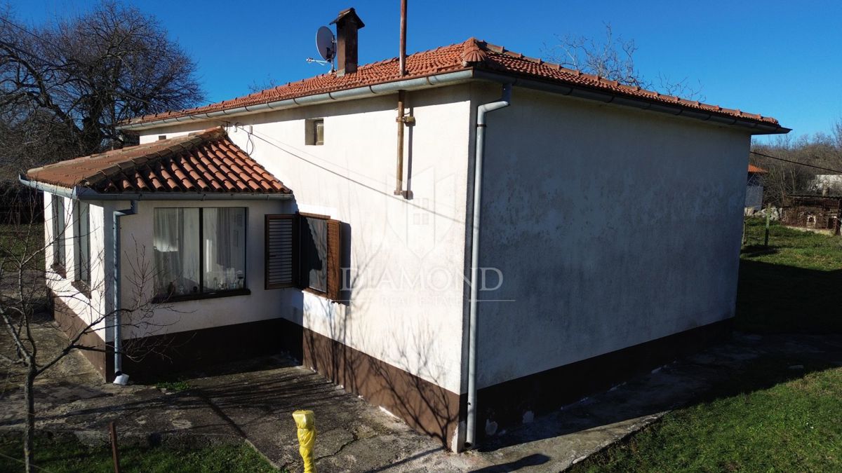 Una bella casa con un ampio giardino vicino a Pola