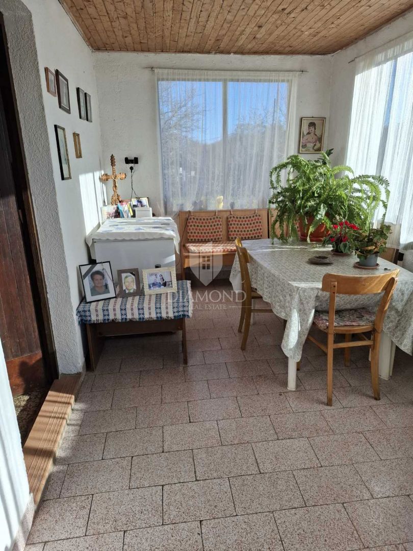 Una bella casa con un ampio giardino vicino a Pola