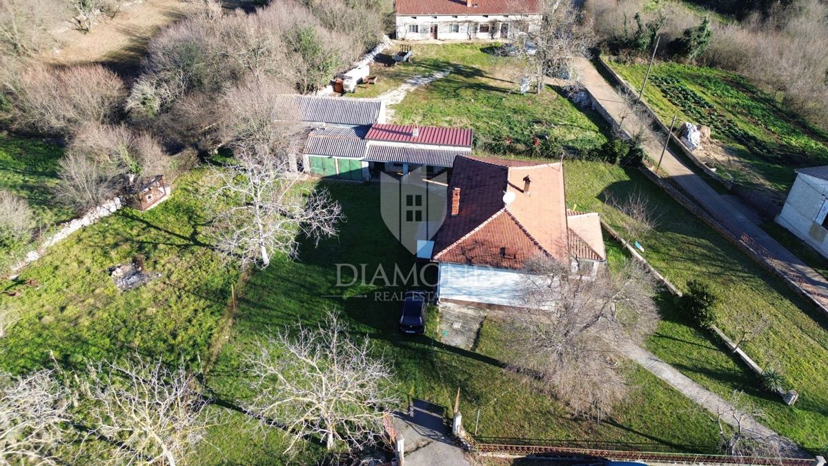 Una bella casa con un ampio giardino vicino a Pola