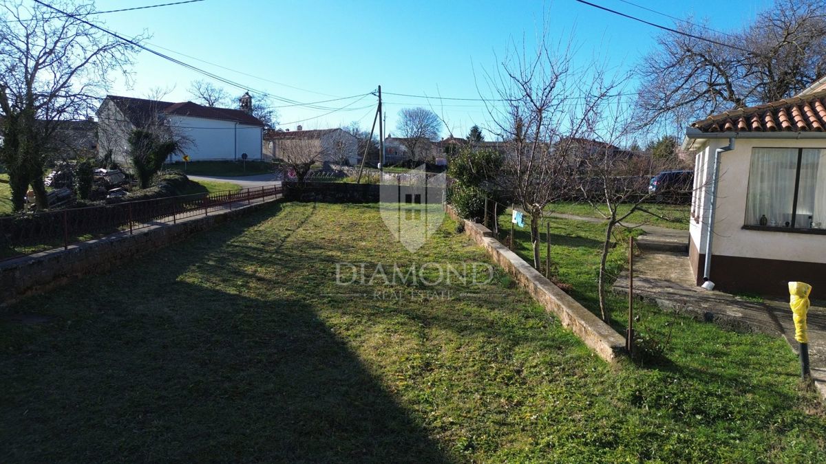 Una bella casa con un ampio giardino vicino a Pola