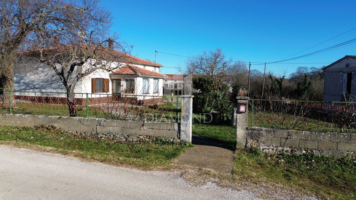 Una bella casa con un ampio giardino vicino a Pola