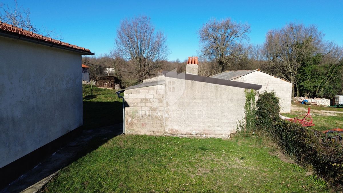 Una bella casa con un ampio giardino vicino a Pola