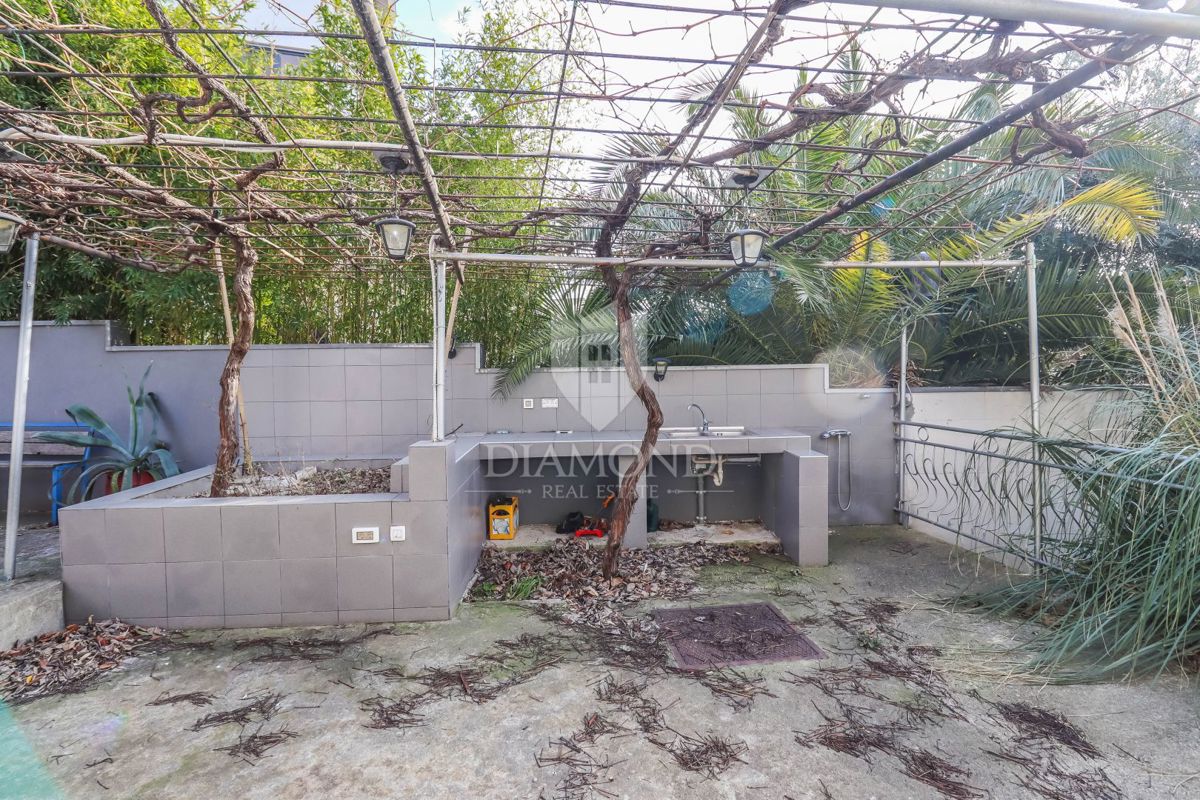 In vendita un piano di una casa con giardino nella posizione più ambita di Pola!