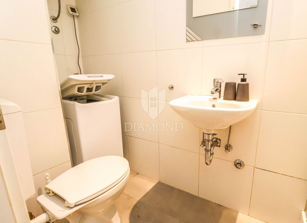 In vendita un piano di una casa con giardino nella posizione più ambita di Pola!