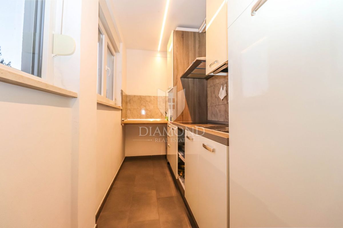 In vendita un piano di una casa con giardino nella posizione più ambita di Pola!