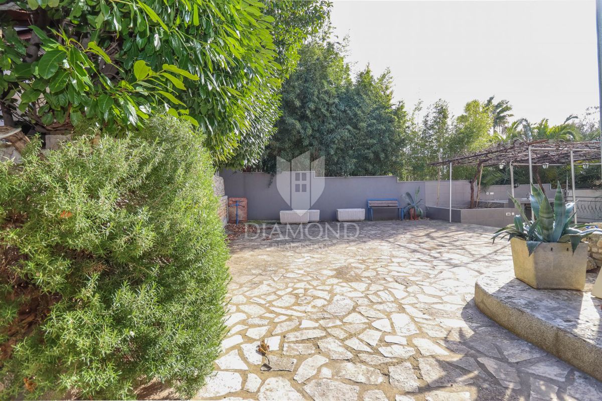 In vendita un piano di una casa con giardino nella posizione più ambita di Pola!