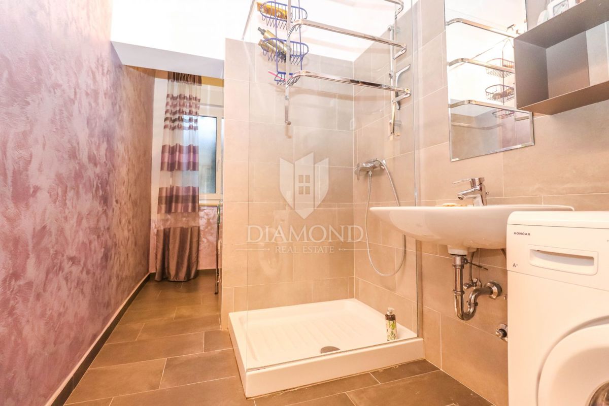 In vendita un piano di una casa con giardino nella posizione più ambita di Pola!