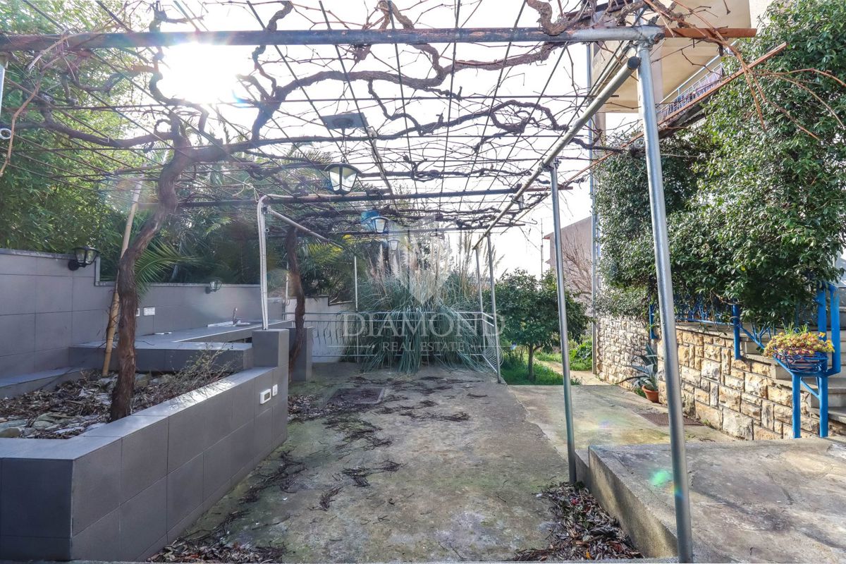 In vendita un piano di una casa con giardino nella posizione più ambita di Pola!