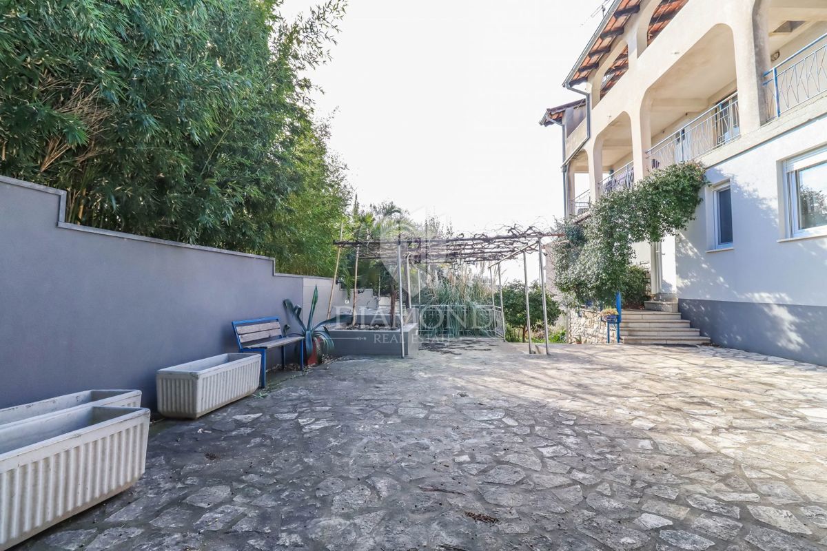 In vendita un piano di una casa con giardino nella posizione più ambita di Pola!