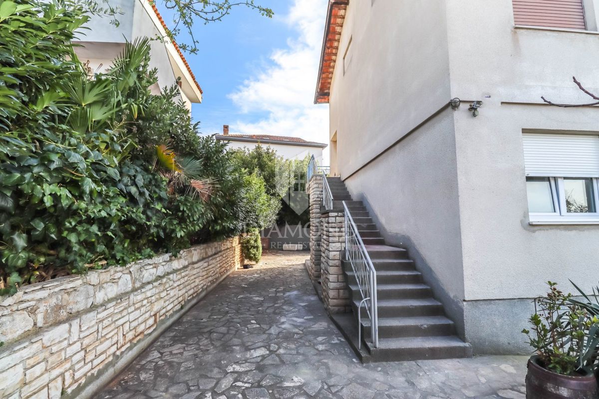 In vendita un piano di una casa con giardino nella posizione più ambita di Pola!