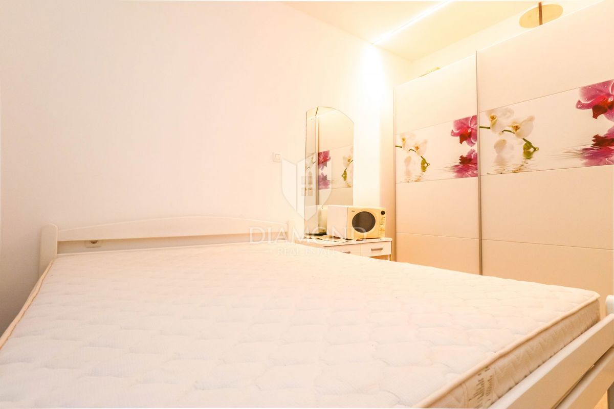 In vendita un piano di una casa con giardino nella posizione più ambita di Pola!