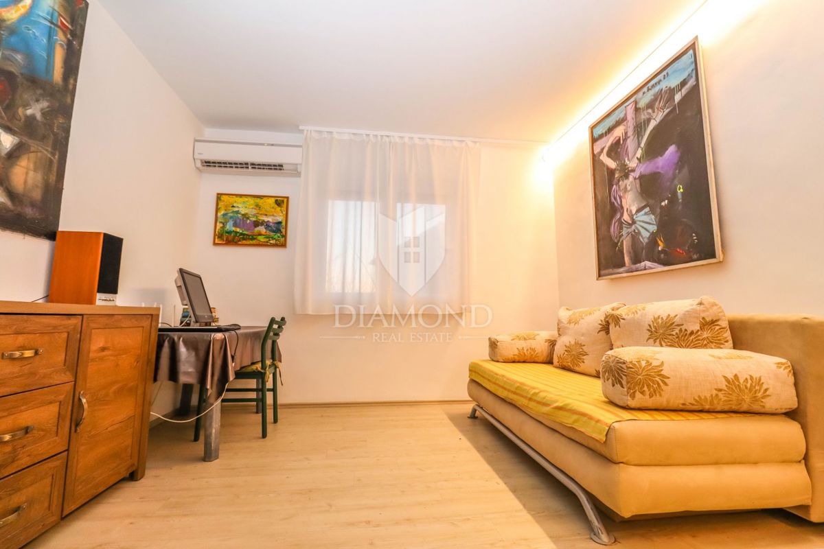 In vendita un piano di una casa con giardino nella posizione più ambita di Pola!