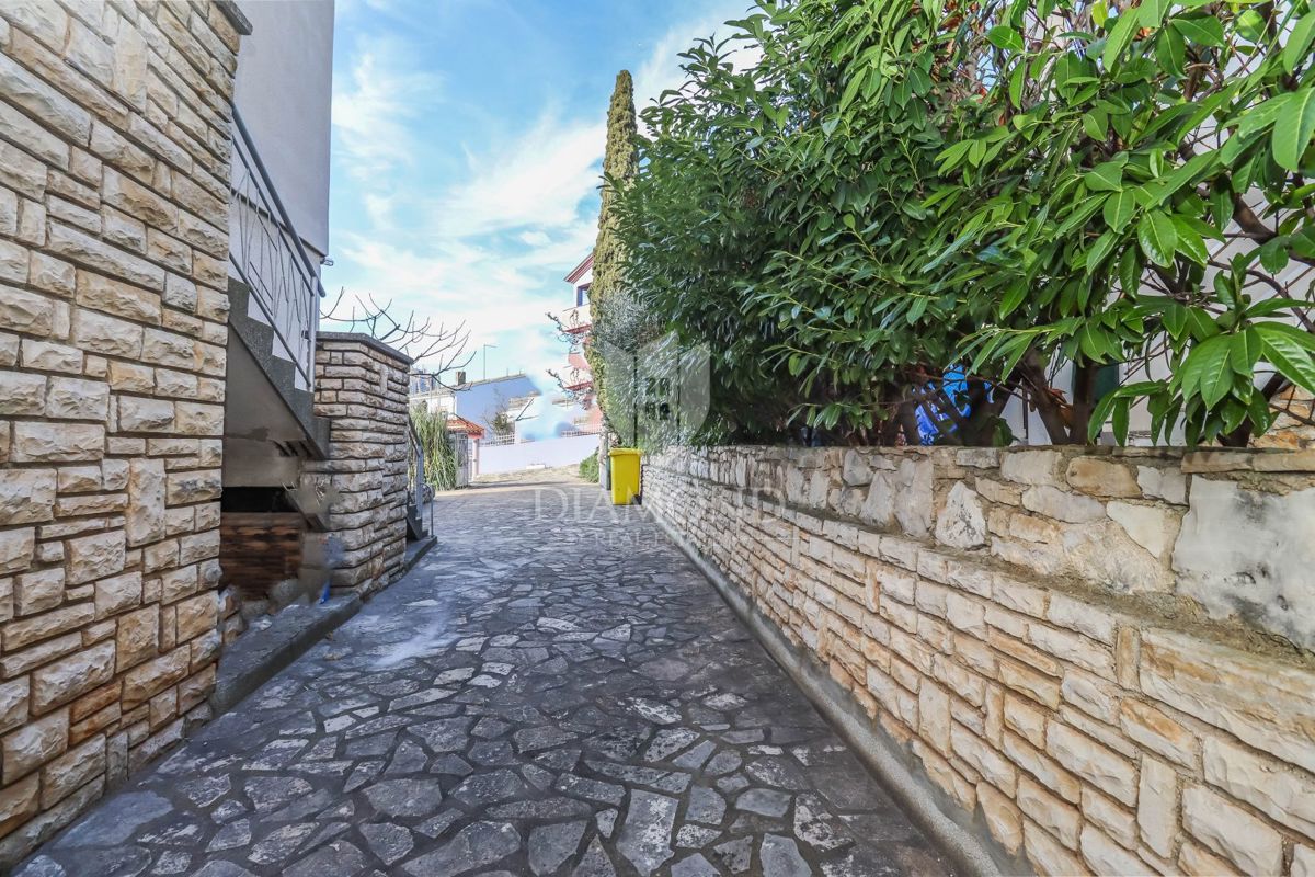 In vendita un piano di una casa con giardino nella posizione più ambita di Pola!