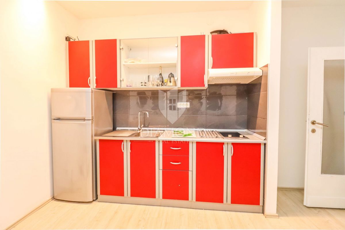 In vendita un piano di una casa con giardino nella posizione più ambita di Pola!