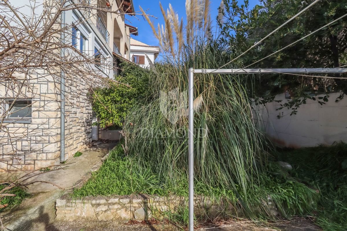 In vendita un piano di una casa con giardino nella posizione più ambita di Pola!