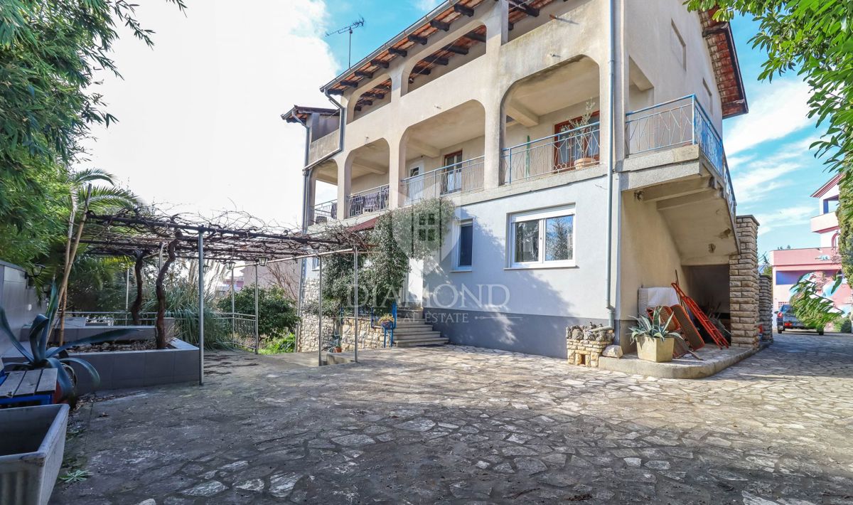 In vendita un piano di una casa con giardino nella posizione più ambita di Pola!