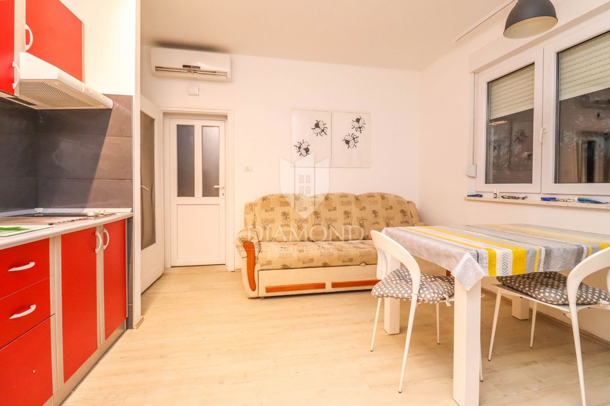 In vendita un piano di una casa con giardino nella posizione più ambita di Pola!