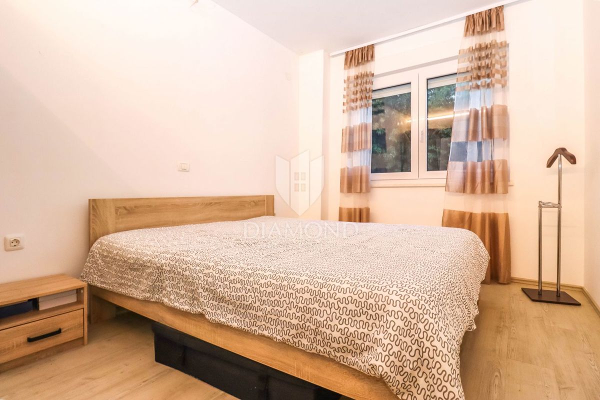 In vendita un piano di una casa con giardino nella posizione più ambita di Pola!