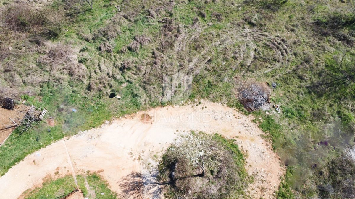 Parenzo – Dintorni – Terreno Edificabile in Posizione Tranquilla