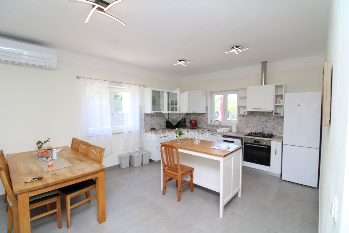 Nuova casa con piscina vicino a Labin