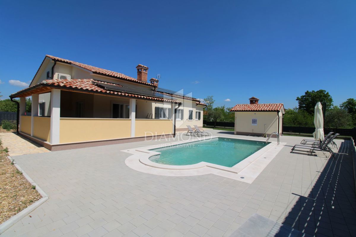 Nuova casa con piscina vicino a Labin