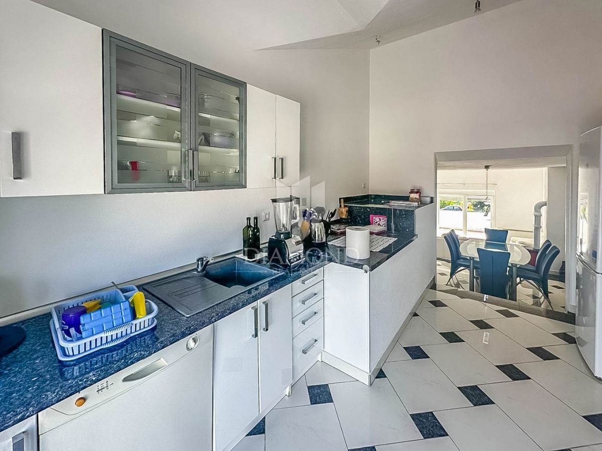 Cittanova, dintorni, casa con 6 appartamenti a 350 m dal mare