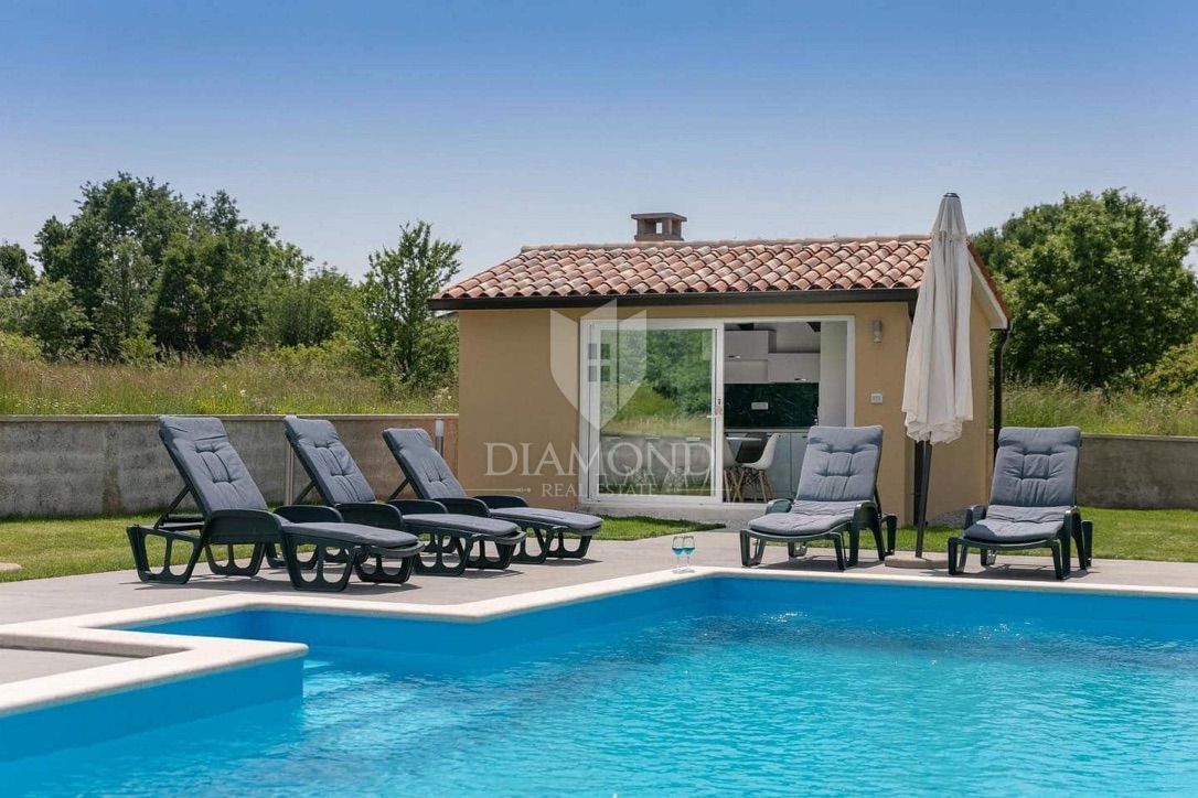 Labin, casa bifamiliare con piscina 