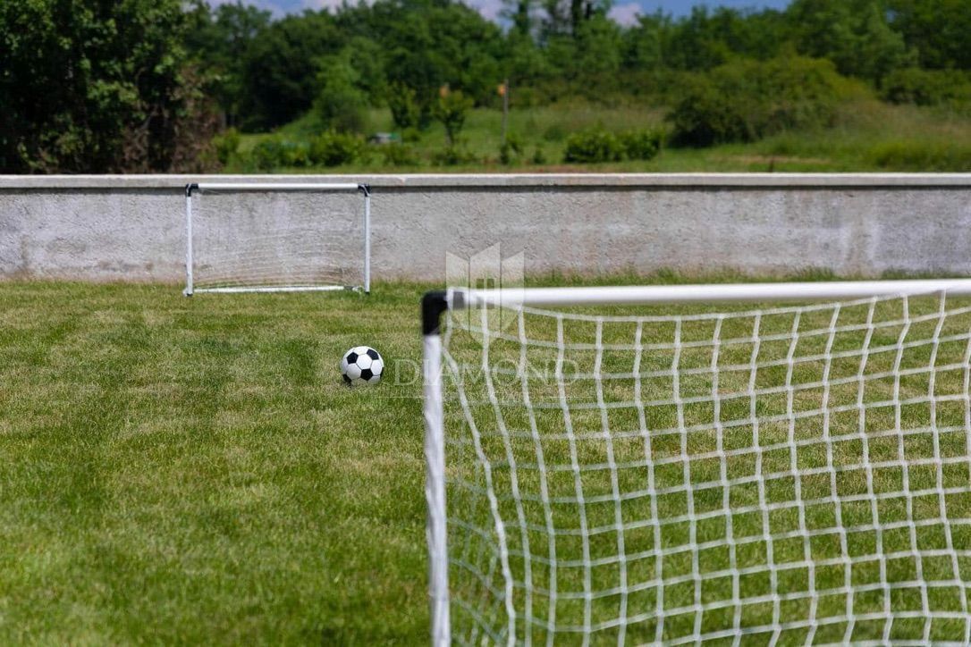 Labin, casa bifamiliare con piscina 
