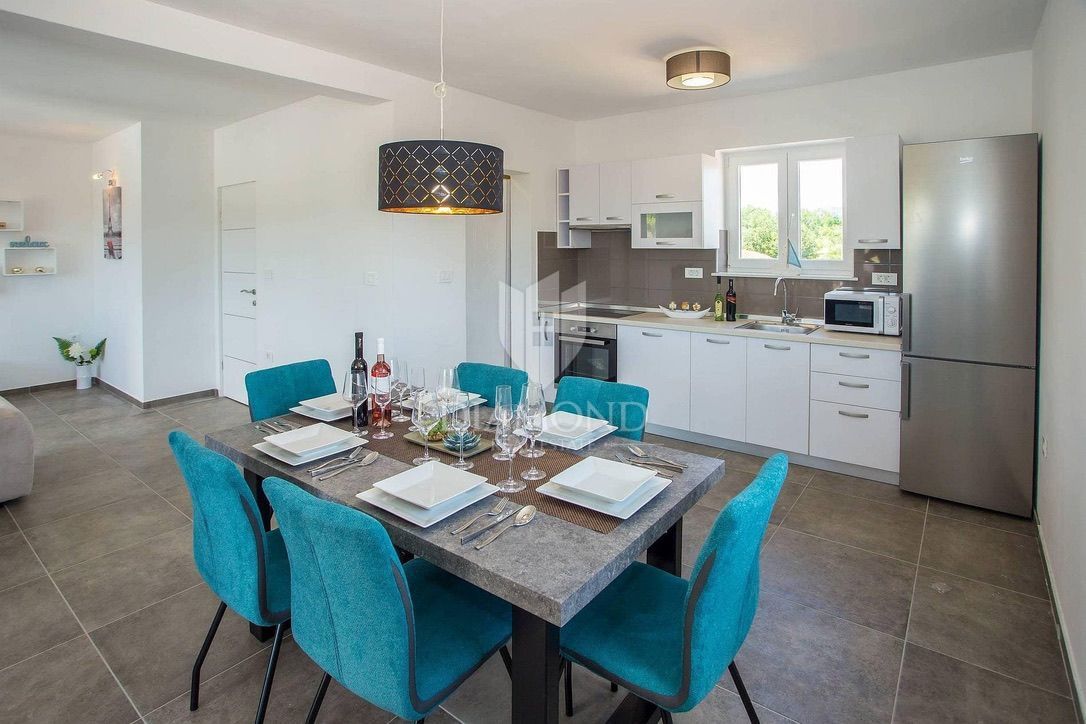 Labin, casa bifamiliare con piscina 