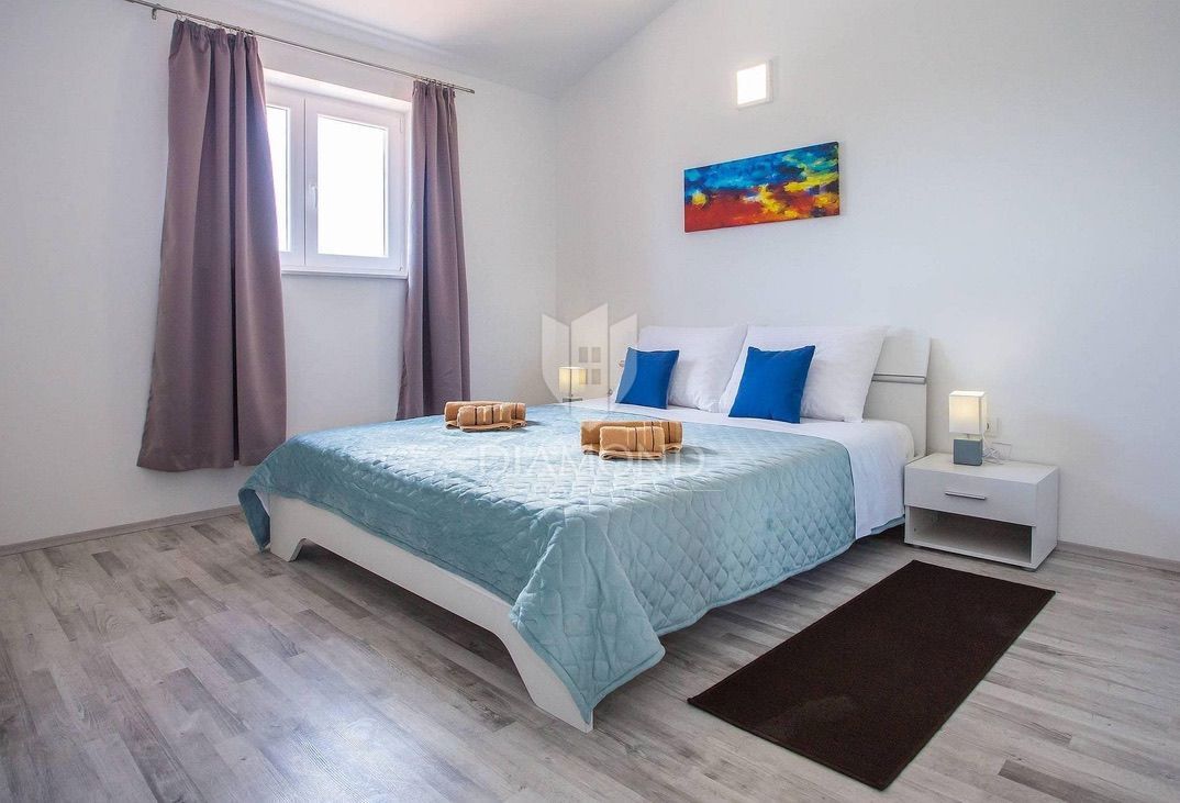 Labin, casa bifamiliare con piscina 