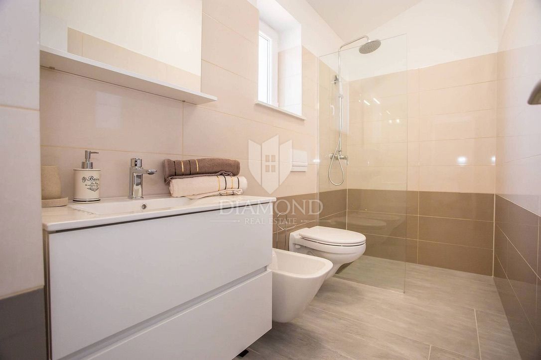 Labin, casa bifamiliare con piscina 