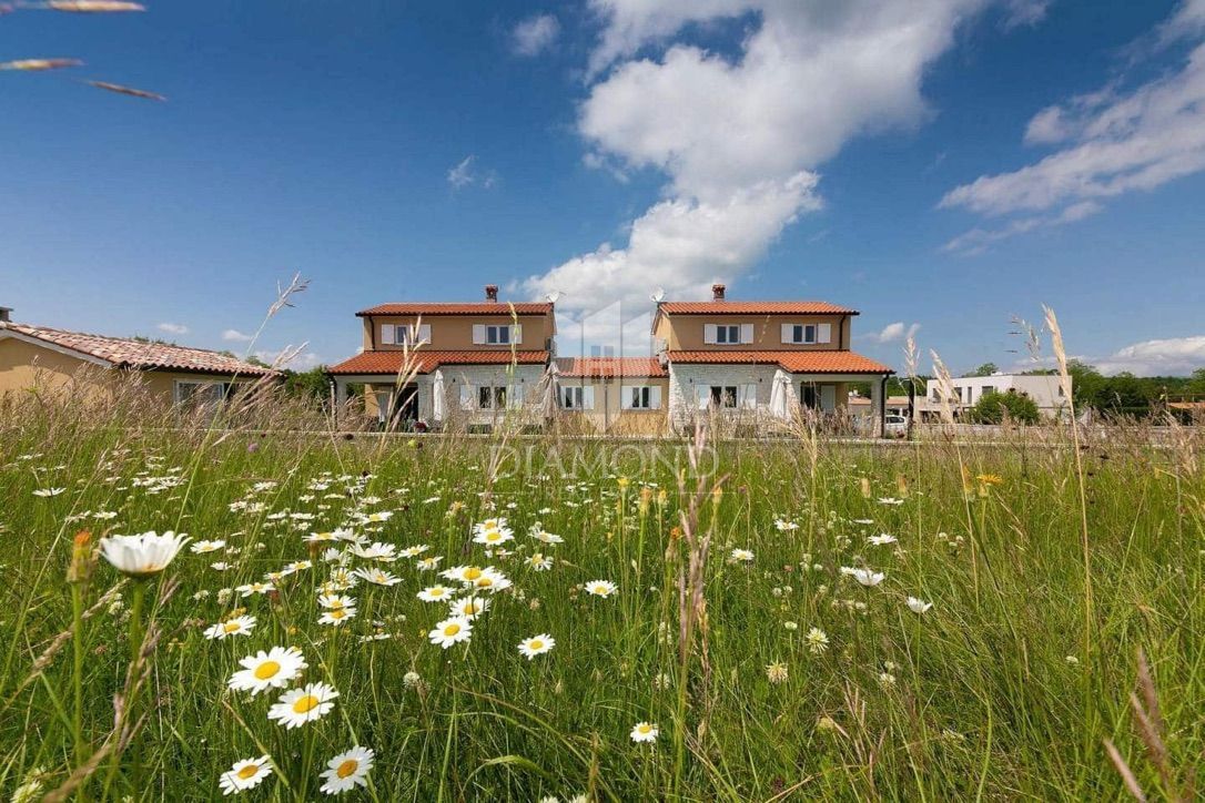 Labin, casa bifamiliare con piscina 