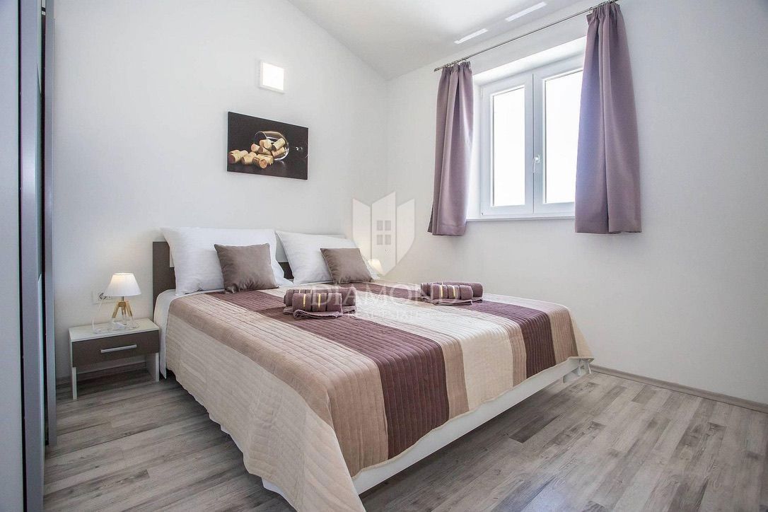 Labin, casa bifamiliare con piscina 