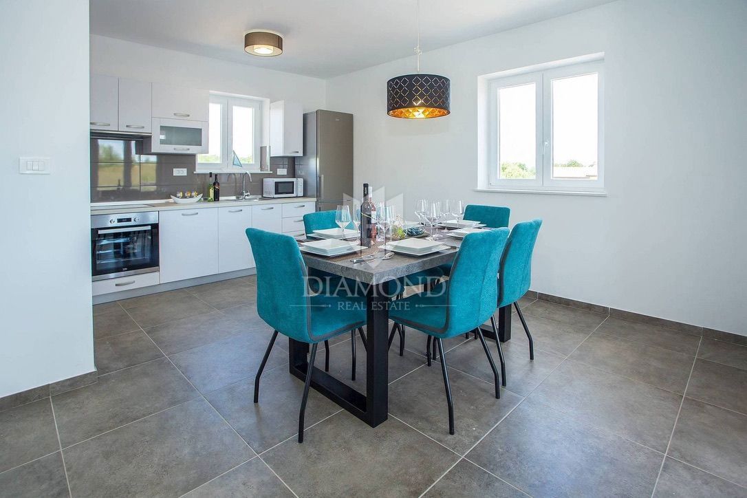 Labin, casa bifamiliare con piscina 