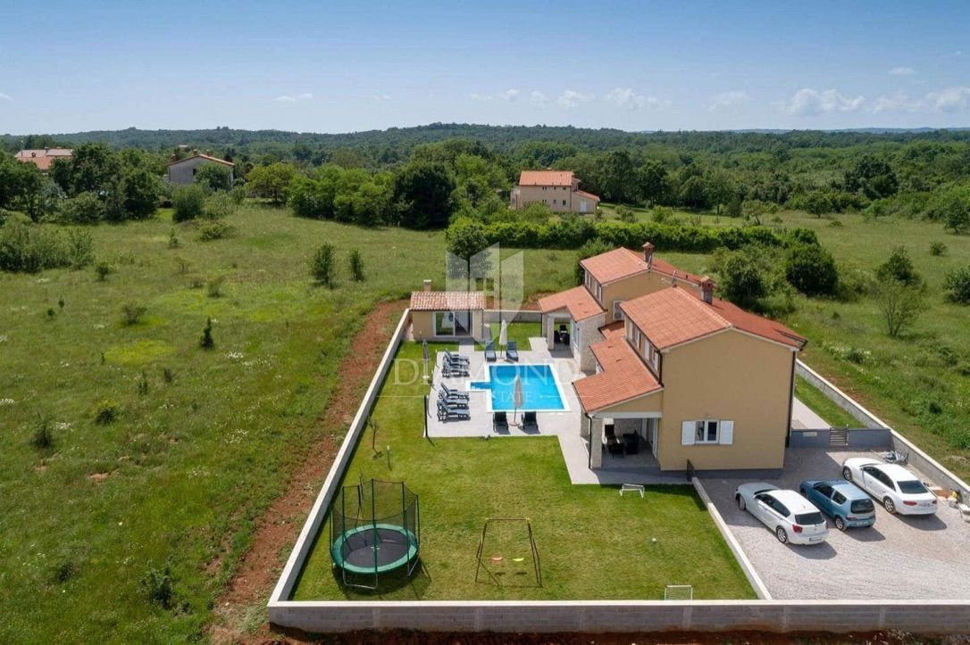 Labin, casa bifamiliare con piscina 