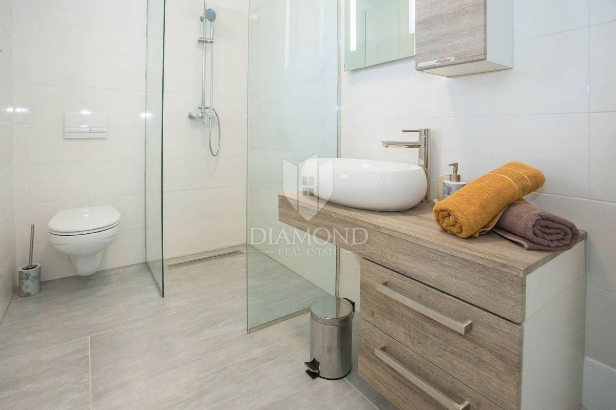 Labin, casa bifamiliare con piscina 